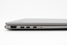 Cargar imagen en el visor de la galería, Perfil lateral del Lenovo Yoga 7i 14” 2-en-1 en color plateado