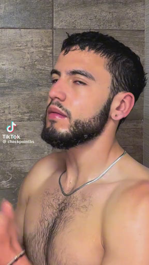 Aplicación de shampoo para barba Ossion Morfose Beard Care durante la ducha